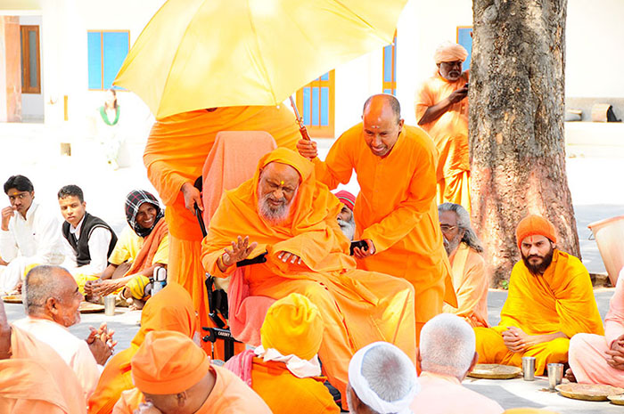 Swamiji saludando a los sadhus que acuden a una bhandara